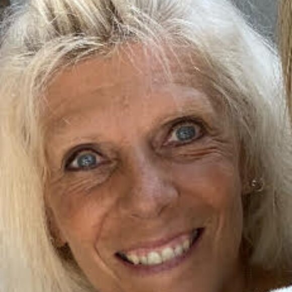 Meet your Posher, Dee - Picture 1 of 1